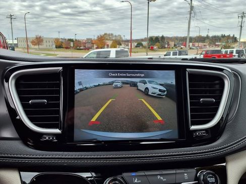 Used 2024 Chrysler Pacifica Select image 35