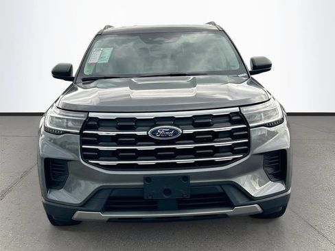 Used 2025 Ford Explorer Active RWD image 2