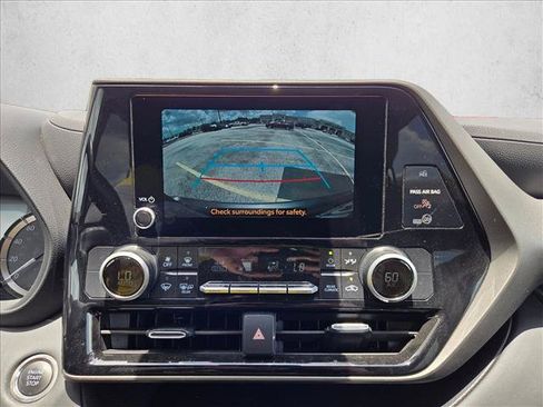 Used 2025 Toyota Highlander LE FWD image 14