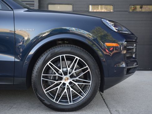 Certified 2025 Porsche Cayenne E-Hybrid Coupe AWD/4WD image 32