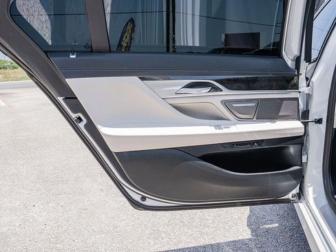 Used 2022 BMW 740i w/ Luxury Rear Seating Package RWD image 11