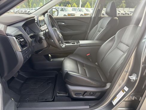 Used 2023 Nissan Rogue SV w/ SV Premium Package AWD/4WD image 16