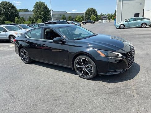 Used 2023 Nissan Altima 2.5 SR w/ SR Premium Package FWD image 3