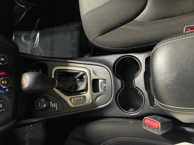 Used 2018 Jeep Cherokee Latitude w/ Altitude Package AWD/4WD image 12