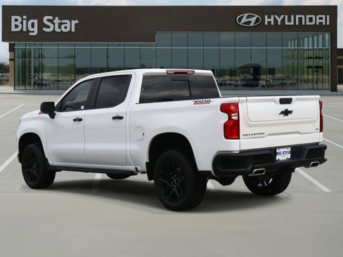 Used 2025 Chevrolet Silverado 1500 LT Trail Boss w/ LT Trail Boss Premium Package AWD/4WD image 3