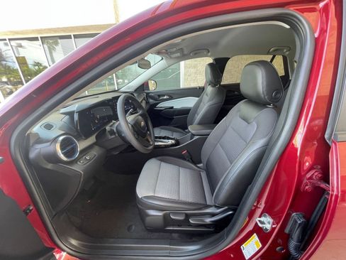 Used 2025 Chevrolet Trax LT image 35