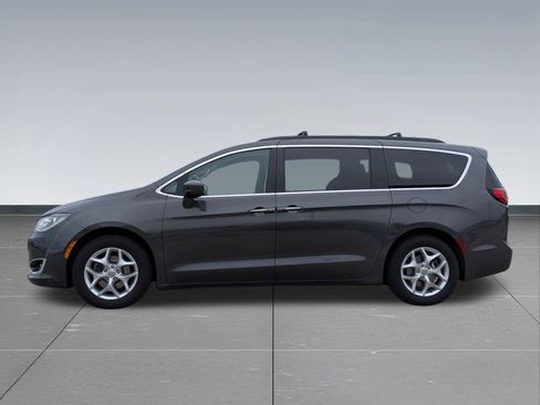 Used 2018 Chrysler Pacifica Touring Plus image 3