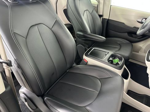 Used 2023 Chrysler Pacifica Touring-L AWD/4WD image 29