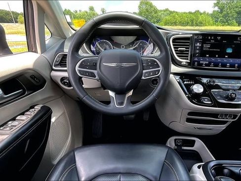 Used 2023 Chrysler Pacifica Touring-L FWD image 8