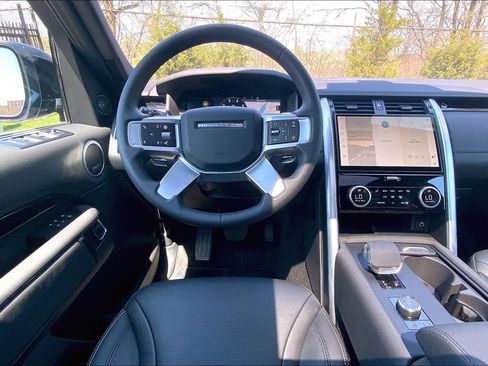 Used 2025 Land Rover Discovery S AWD/4WD image 5
