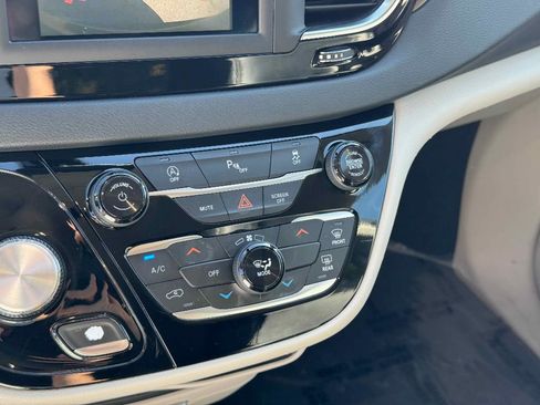 Used 2020 Chrysler Voyager Lxi w/ Cold Weather Group image 19
