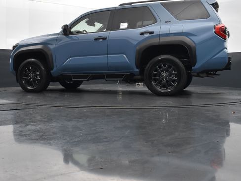 Used 2025 Toyota 4Runner SR5 AWD/4WD image 38