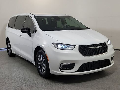 Used 2024 Chrysler Pacifica Select image 1