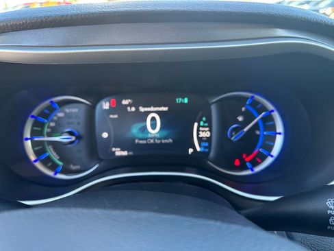 Used 2024 Chrysler Pacifica Select image 32