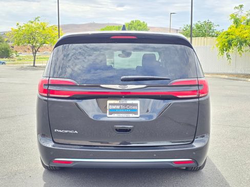 Used 2023 Chrysler Pacifica Touring-L FWD image 5