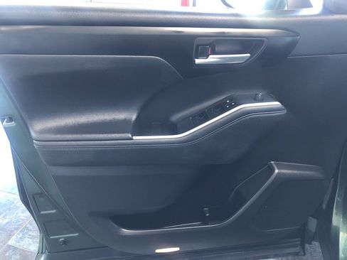 Certified 2024 Toyota Highlander XLE image 16