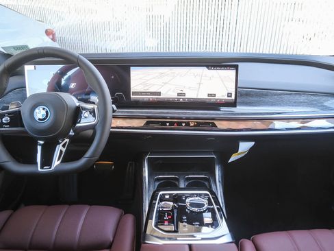 Used 2026 BMW 750e xDrive 750e xDrive w/ Premium Package image 9