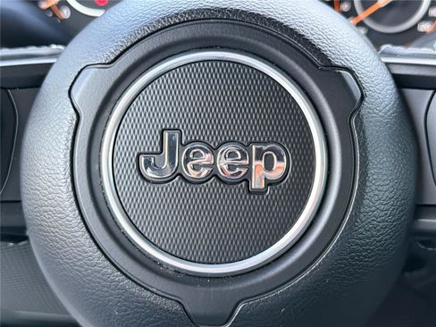 Used 2025 Jeep Wrangler Unlimited Rubicon AWD/4WD image 23