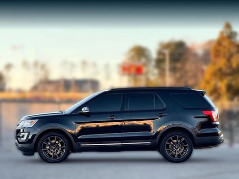 Used 2017 Ford Explorer XLT w/ Equipment Group 202A image 8
