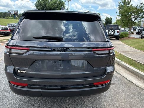 Used 2025 Jeep Grand Cherokee L Laredo AWD/4WD image 9