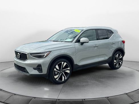 Used 2025 Volvo XC40 B5 Plus AWD/4WD image 3