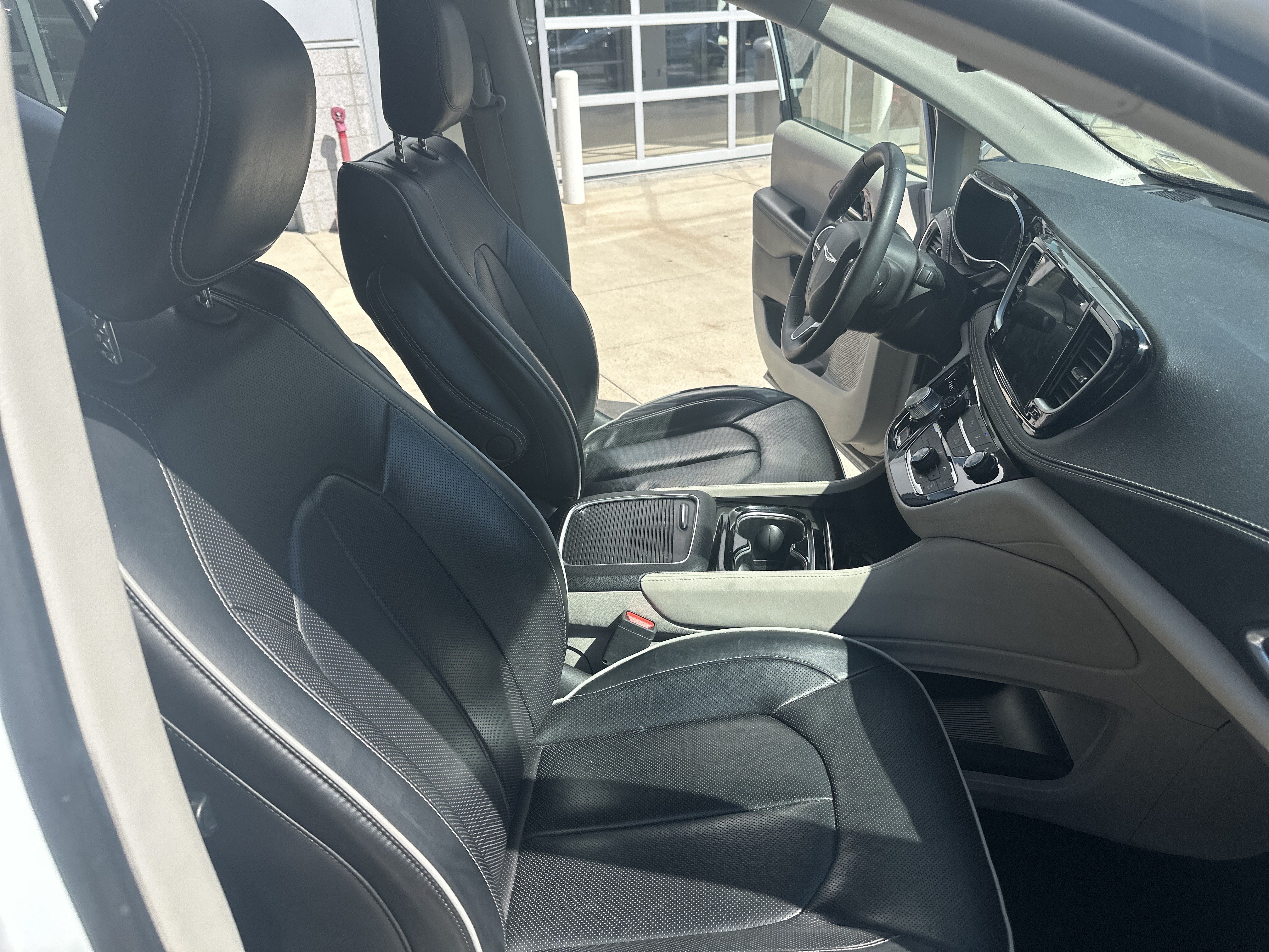 Used 2023 Chrysler Pacifica Limited FWD image 26