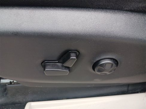 Used 2024 Chrysler Pacifica Touring-L image 30