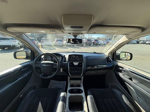 Used 2016 Chrysler Town & Country Limited image 9