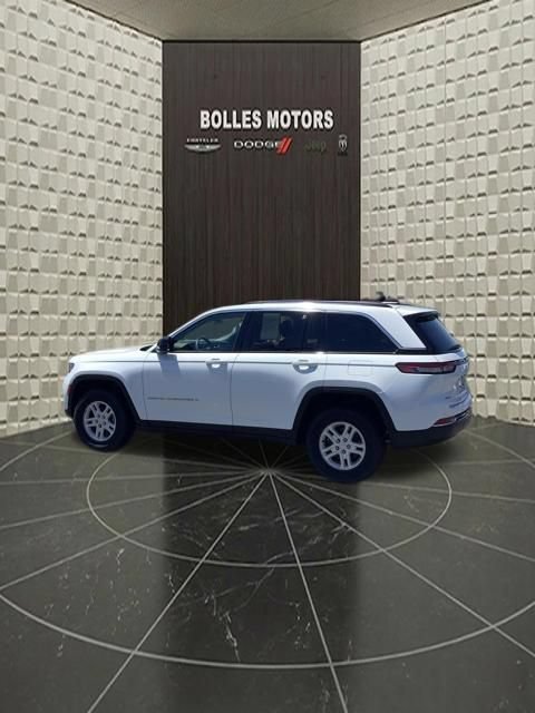 Used 2023 Jeep Grand Cherokee Laredo AWD/4WD image 8