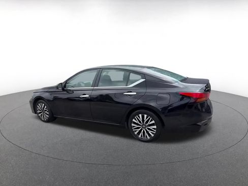 Used 2025 Nissan Altima 2.5 SV FWD image 10
