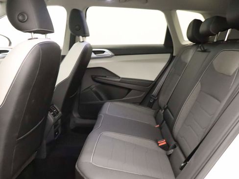 Used 2025 Volkswagen Taos SE w/ Panoramic Sunroof Package image 16