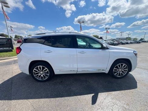 Used 2024 GMC Terrain Denali w/ Denali Premium Package AWD/4WD image 4
