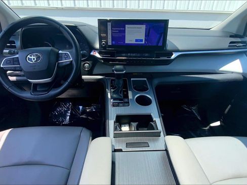 Used 2025 Toyota Sienna XLE FWD image 19