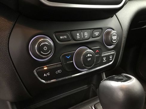 Used 2019 Jeep Cherokee Latitude Plus AWD/4WD image 22