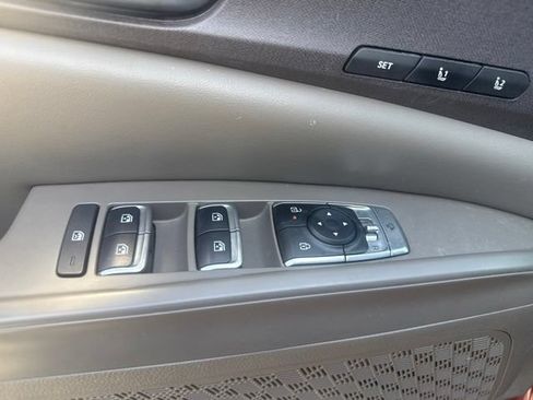 Used 2025 Kia Carnival EX FWD image 11