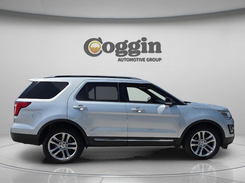 Used 2017 Ford Explorer XLT w/ Equipment Group 202A AWD/4WD image 6