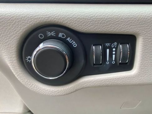 Used 2022 Chrysler Voyager LX FWD image 15