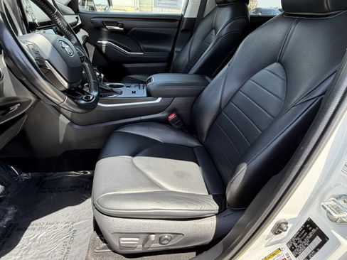 Used 2021 Toyota Highlander XLE AWD/4WD image 19