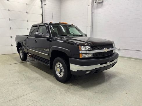 Used 2004 Chevrolet Silverado 2500 LS w/ Heavy-Duty Power Package AWD/4WD image 2