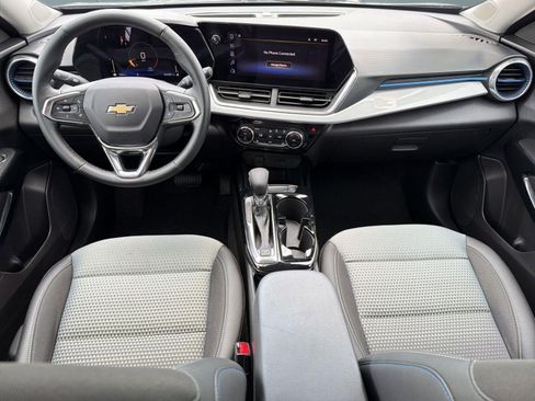 Certified 2025 Chevrolet Trax LT w/ LT Convenience Package FWD image 16