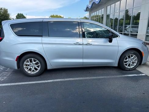 Used 2024 Chrysler Pacifica Touring-L FWD image 7