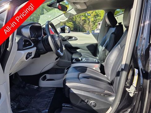 Used 2024 Chrysler Pacifica Touring-L FWD image 9