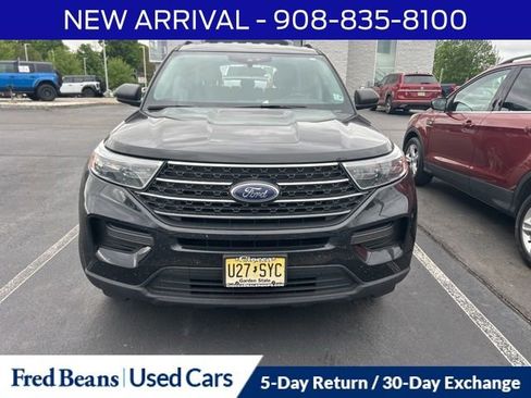 Used 2023 Ford Explorer XLT AWD/4WD image 2