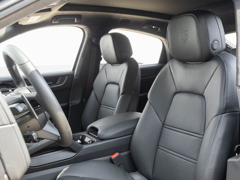 Used 2025 Porsche Cayenne Turbo image 5