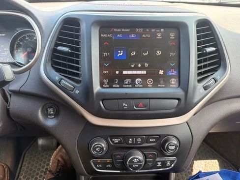 Used 2015 Jeep Cherokee Trailhawk w/ Comfort/Convenience Group AWD/4WD image 11