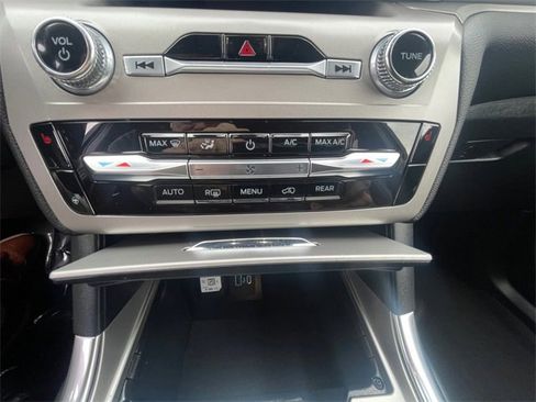 Used 2022 Ford Explorer XLT w/ Equipment Group 202A image 22