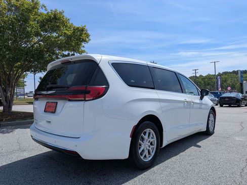 Used 2024 Chrysler Pacifica Touring-L FWD image 8