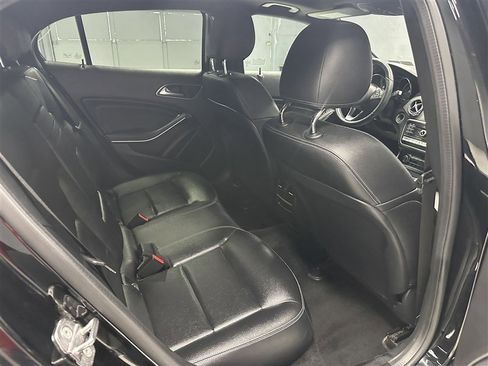 Used 2020 Mercedes-Benz GLA 250 4MATIC w/ Premium Package image 12