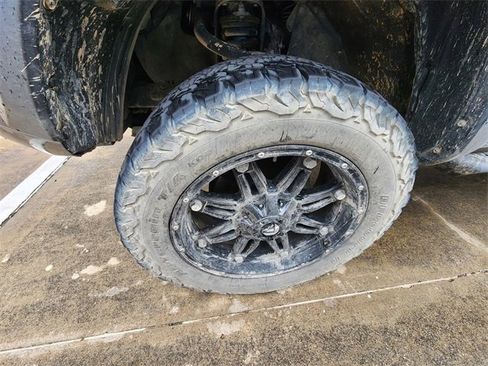 Used 2017 Toyota Tacoma TRD Off-Road AWD/4WD image 9