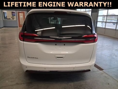 Used 2024 Chrysler Pacifica Touring-L image 7